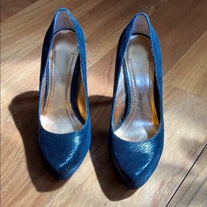 BCBGeneration Size 6 Black Snake skin Heels